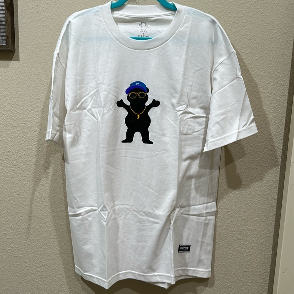 NWT Grizzly Graphic Tee. Size large. Pit 22”. Length 31”. 100 cotton.